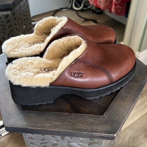 Nwot Ugg Shearling Lined Leather Clogs 